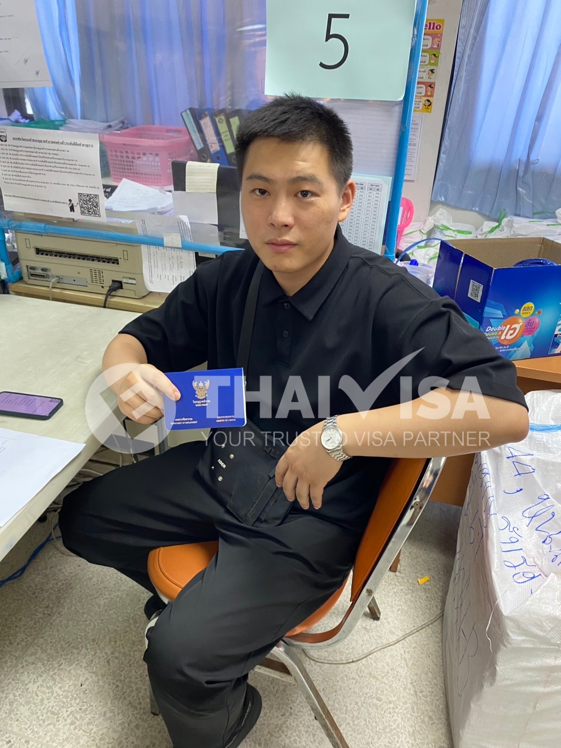 ยื่นต่ออายุวีซ่าและใบอนุญาตทำงาน (Work Visa and Work Permit Renewal)