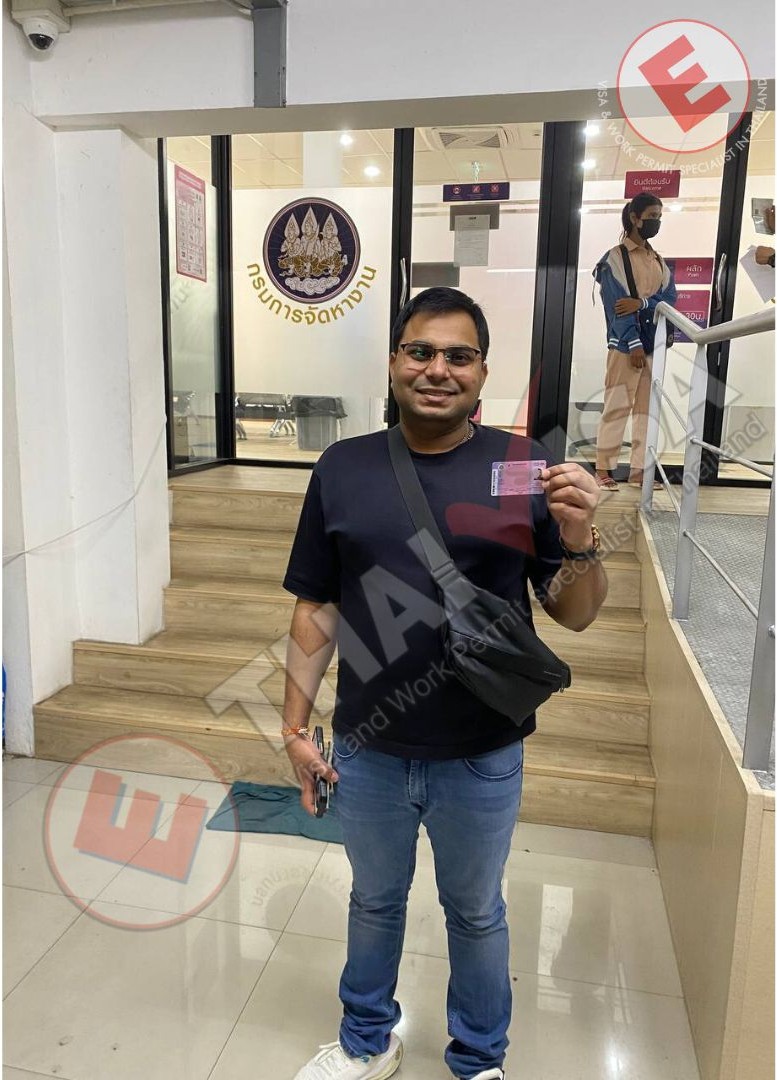 Pick up the Indian worker’s work permit book